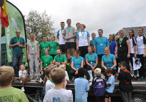 Succesvolle en droge scholenveldloop met meer dan 500 lopers