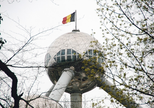 3 esakers lopen onder het Atomium.